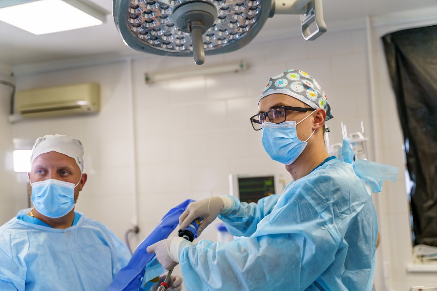 Equipe de cirurgia usando equipamentos tecnológicos simbolizando videolaparoscopia