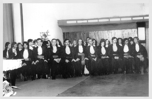 Foto antiga em preto e branco dos formandos da faculdade de fisioterapia da FCM-MG nos anos 70.