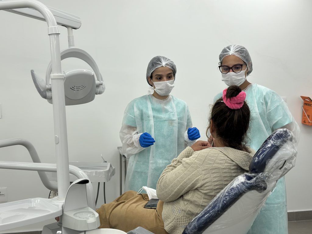 Na FCM-MG, o curso de Odontologia inclui contato direto com pacientes reais, mostrando como é a formação clínica na prática.