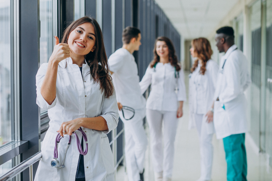 Jovens médicos conversando em hospital simbolizam o futuro do empreendedorismo na saúde e a inovação no setor.